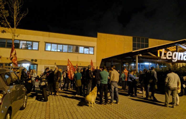 La manifestazione dei lavoratori della cooperativa la sera del 23 settembre 2019