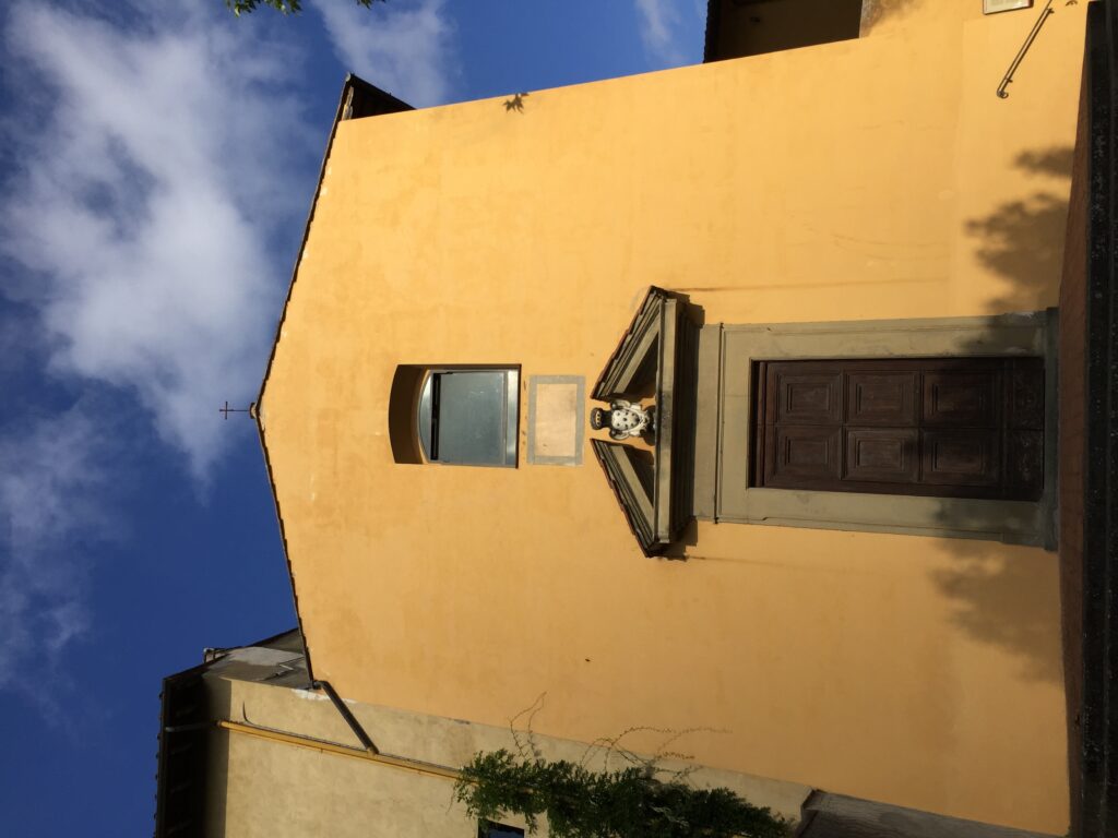 La facciata della chiesa del convento di San Francesco di Paola. Foto dell'autore.