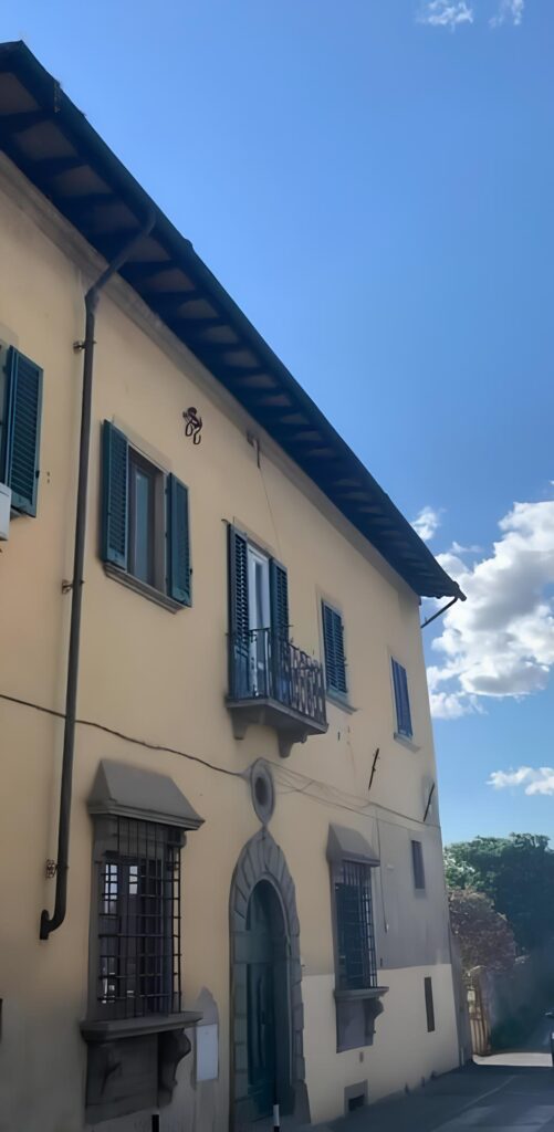 Palazzo Lucherini, facciata rivolta verso via di Ugnano. Foto dell'autore.