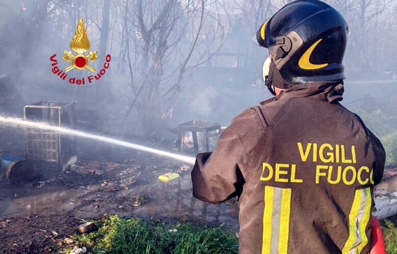 Baracche abusive e montagne di rifiuti: una terra foriera di illegalità dove ieri si è sviluppato l'ennesimo incendio